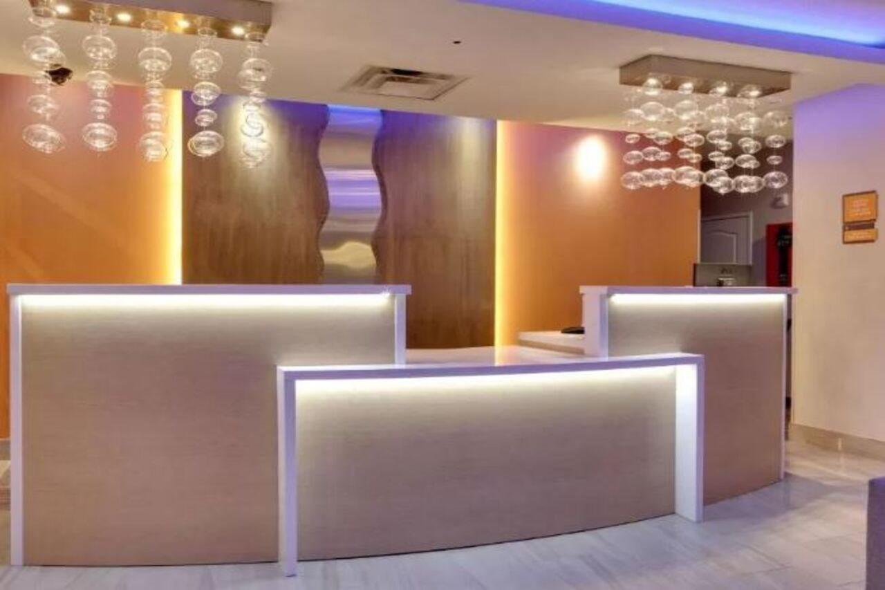 La Quinta By Wyndham Dallas Love Field Bagian luar foto