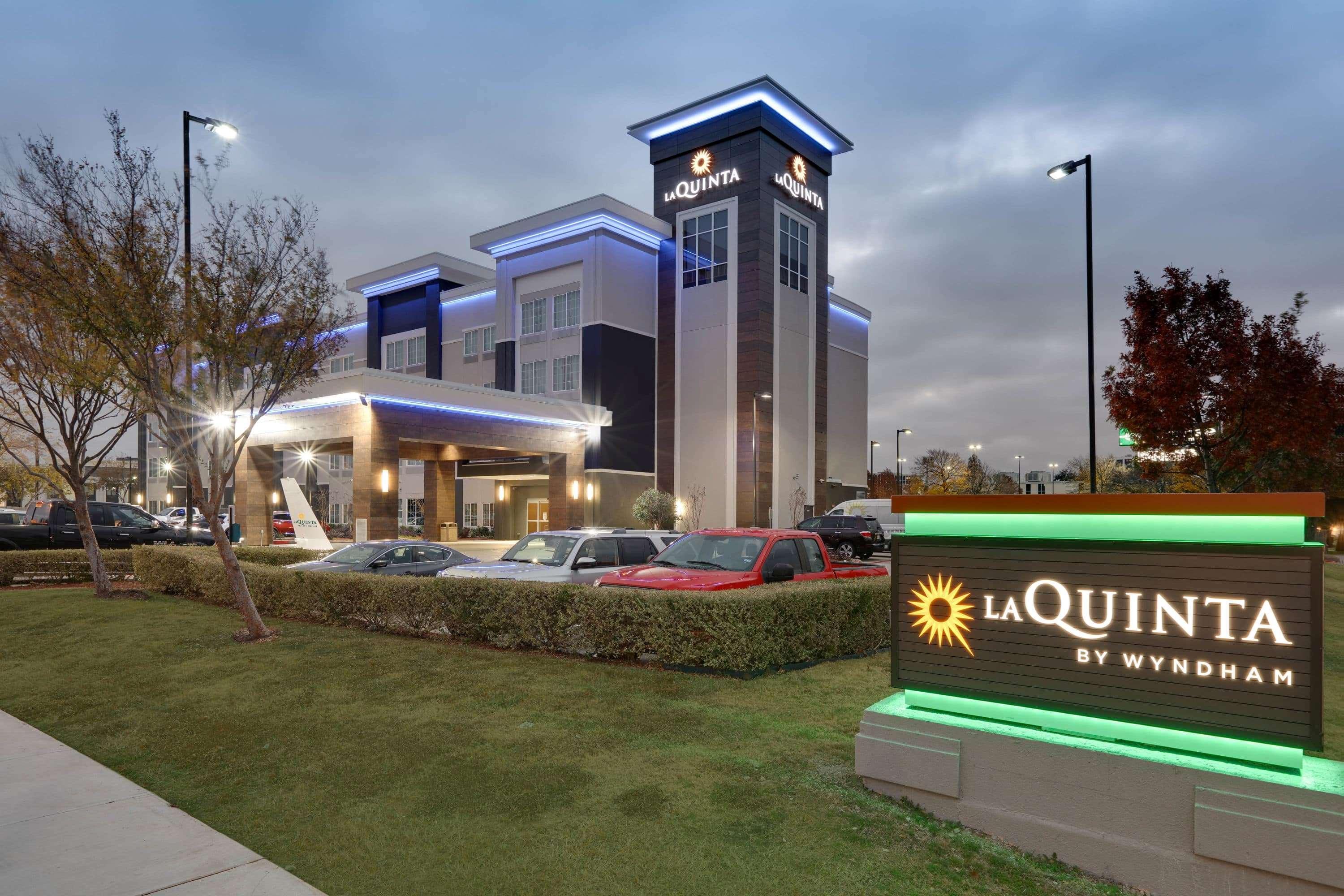 La Quinta By Wyndham Dallas Love Field Bagian luar foto